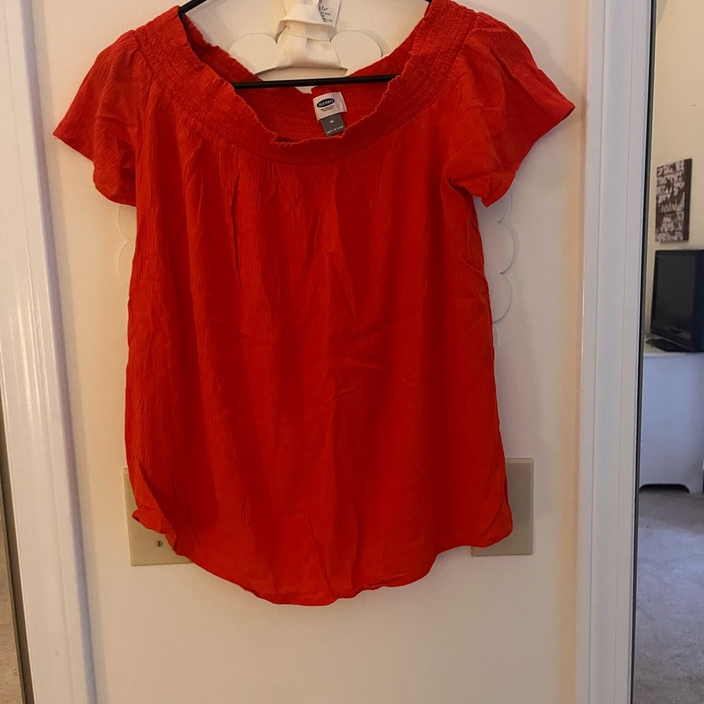 Super cute old navy gauze material off or on the shoulder shirt
